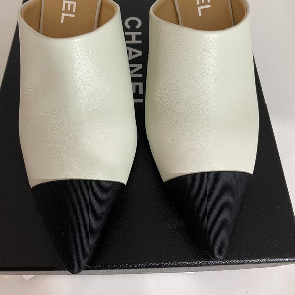 CHANEL BNWB 20P WHITE LEATHER MULES W/BLACK GROSGR - Picture 3 of 7